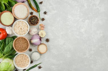 Mısır gevreği ve sebzeler bir ışık masasında. Sağlıklı yiyecekler. Harika yemekler. Vejetaryen yemeği. Gıda arkaplanı, üst görünüm, kopyalama alanı.