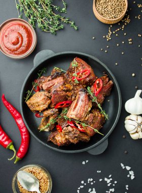 Tavada pişmiş pirzola. Baharatlı ve otlu ızgara domuz pirzolası. Yemek arkaplanı. Üst görünüm.