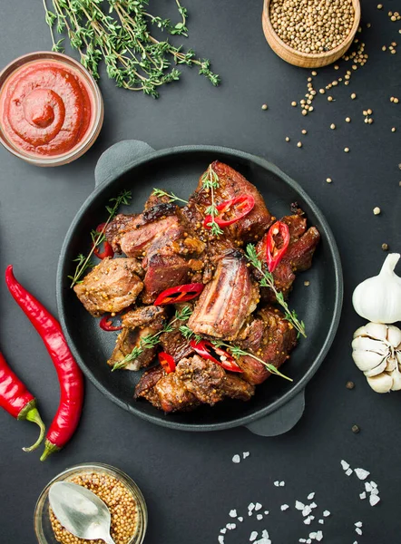 Tavada pişmiş pirzola. Baharatlı ve otlu ızgara domuz pirzolası. Yemek arkaplanı. Üst görünüm.