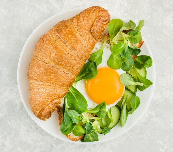 Круассан Омлетом Травами Европейский Завтрак Завтрак Светлом Столе Вид Сверху — стоковое фото