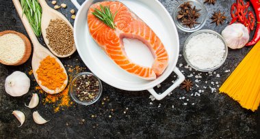 Aromatik otlar, baharatlar ve sebzeli somon filetosu. Yemek pişirme konsepti. Mutfak geçmişi. Yemek arkaplanı. Sağlıklı gıda dengesi. Masa arkaplan menüsü. Boşluğu kopyala.