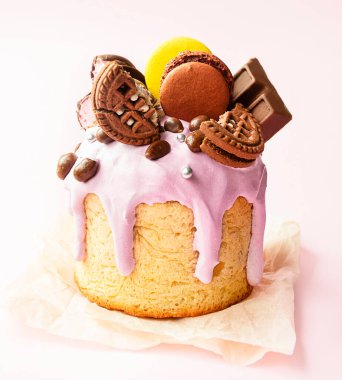 Çikolata ve kurabiyelerle süslenmiş Paskalya pastası. Geleneksel Paskalya pastası, Paskalya ekmeği. İsa 'nın dirilişinin anısına bahar tatili. Mutlu Paskalyalar.