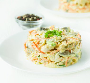 Salata Olivier beyaz tahta bir masada. Yemek arkaplanı. Vejetaryen yemeği. Yan görüş. Yakın plan..