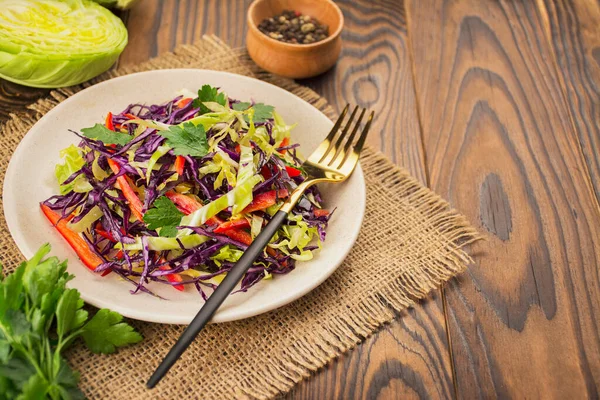 Heller Salat Aus Lila Kohl Weißkohl Paprika Einem Teller Auf — Stockfoto