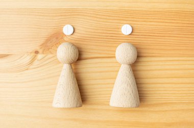 Aile sağlığı konsepti. Haplar ve tahta adamlar. Bir doz potasyum iyodür. Ailenin korunması. Radyasyon koruması.