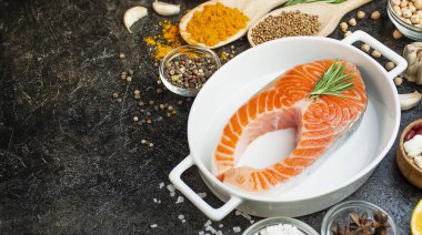 Aromatik otlar, baharatlar ve sebzeli somon filetosu. Yemek pişirme kavramı. Mutfak geçmişi. Uzayı kopyala Pankart.