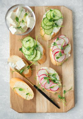 Sebze ve bitkilerle birlikte hafif bir masada çeşitli vejetaryen atıştırmalıkları. Düzgün beslenme. Beslenme düzeni. Yemek arkaplanı. Yukarıdan bak. Boşluğu kopyala.