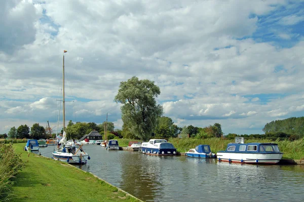 Båtar på norfolk broads, england. — Stockfoto