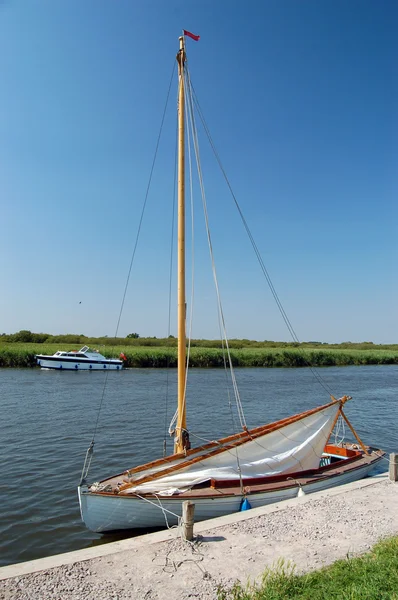 Velho iate no Norfolk Broads, Inglaterra — Fotografia de Stock