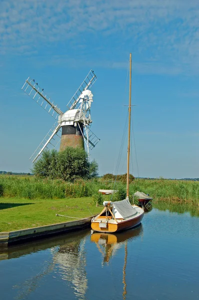 Yacht berthed at the windmill — Stock Photo, Image