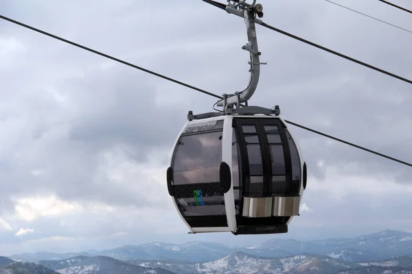 Mavi arka planda bir teleferik. Manzherok 'taki dağ manzarası.