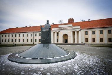 ile anıt Grandük Mindaugas taç ve şafak Kulesi, vilnius Litvanya Ulusal Müzesi