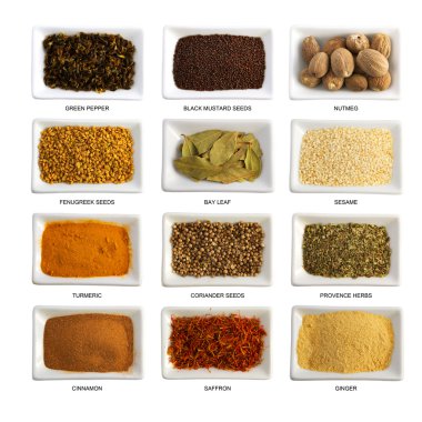 seramik kaseler izole içinde baharatlar