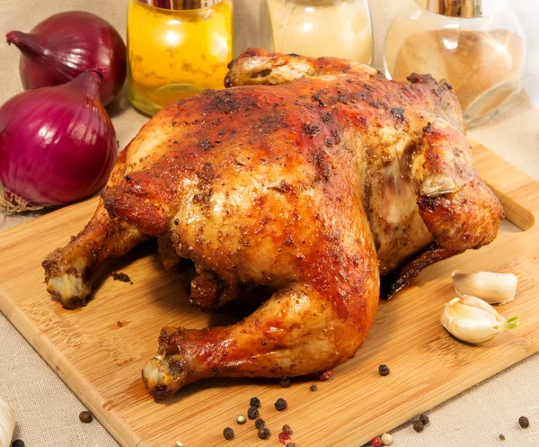 Whole baked chicken with a crispy golden crust — Stock Photo, Image