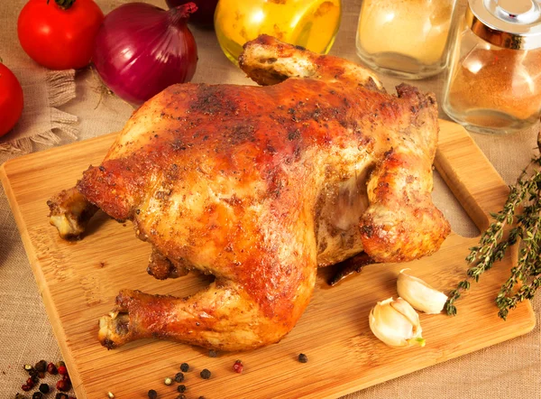 Whole baked chicken with a crispy golden crust — Stock Photo, Image