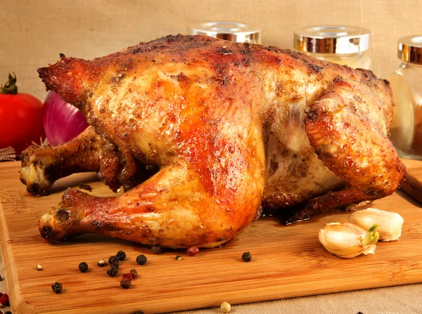 Whole baked chicken with a crispy golden crust — Stock Photo, Image