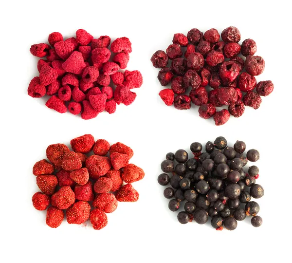冻干草莓、 蓝莓、 草莓、 覆盆子、 孤立的樱桃 免版税图库图片