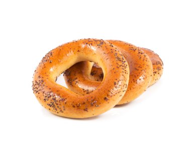 beyaz zemin üzerine haşhaş tohumu ile simit