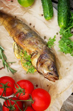 Taze bitki ve limonlu kızarmış balık.