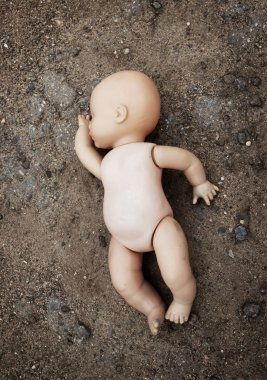 terk edilmiş kirli oyuncak bebek
