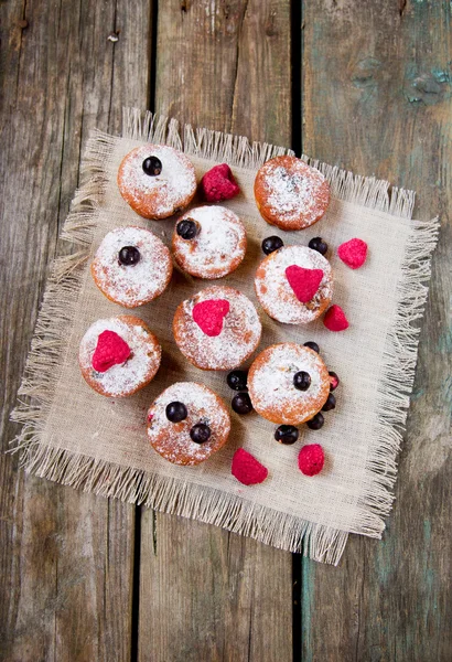 Міні кекси з сушеними ягодами — стокове фото