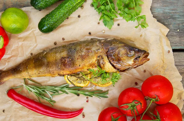 Fried fish with fresh herbs and lemon — Stock Photo, Image