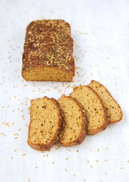 Homemade diet bread with bran and flax seed — Stock Photo, Image