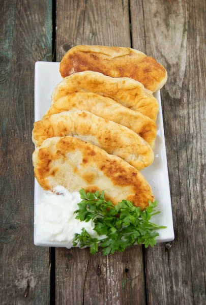 土豆的油炸的馅饼。传统的俄罗斯快餐 图库照片