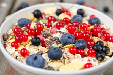 ahşap zemin üzerinde taze çilek ile müsli.