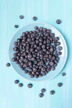 Mavi arkaplanda yabanmersini