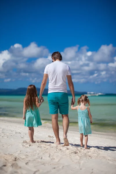 父と海沿いを歩く彼の 2 人の子供 — ストック写真