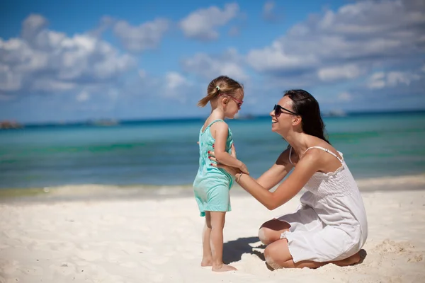 Joven hermosa madre y su adorable hijita en la playa tropical — Foto de Stock