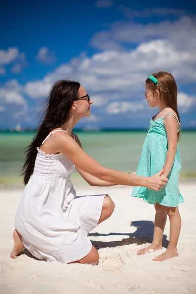 Jonge mooie moeder en haar schattige kleine dochter op tropisch strand — Stockfoto