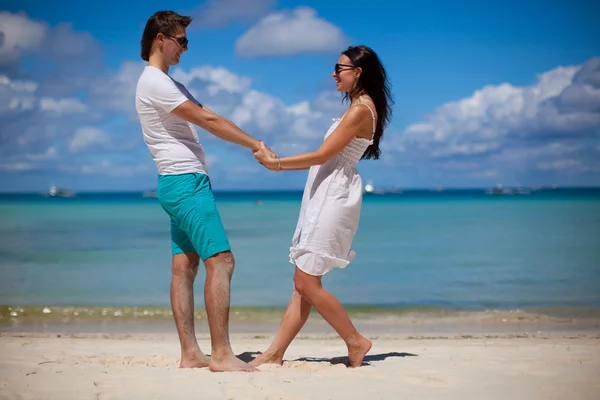 Романтическая пара на тропическом пляже — стоковое фото