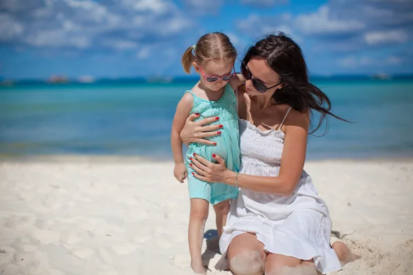 Ung vacker mamma och hennes bedårande lilla dotter på tropical beach — Stockfoto