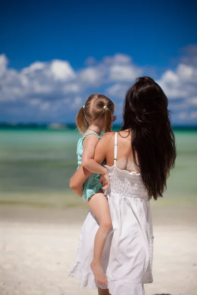 Mamma och hennes lilla dotter på stranden — Stockfoto