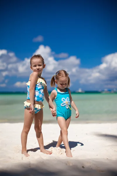 两个小姐妹在热带海滩 — 图库照片