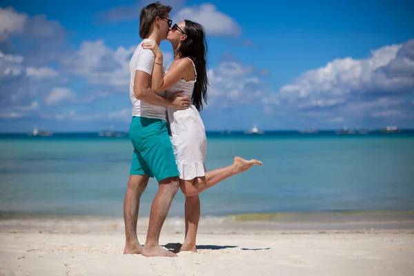 Romantic couple at tropical beach — Stock Photo, Image