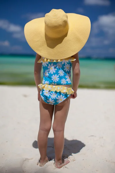 Petite fille dans son chapeau de soleil sur la plage — Photo