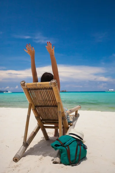 Uomo rilassante sulla spiaggia — Foto Stock