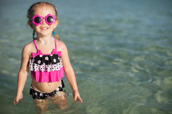 Adorabile bambina in vacanza al mare tropicale — Foto Stock