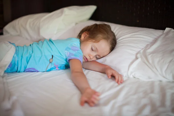 Adorable niño tomando una siesta —  Fotos de Stock