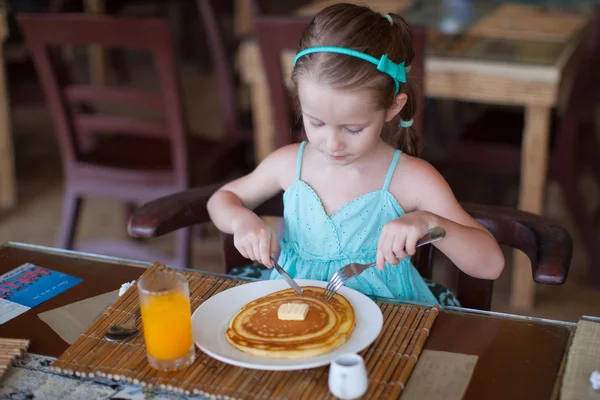 Aranyos kislány reggelizik resort éttermében — Stock Fotó