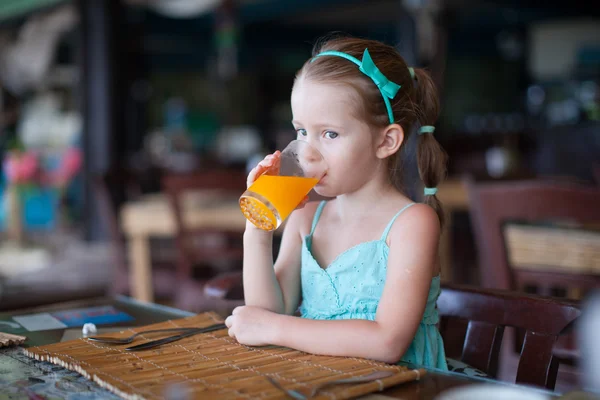 Entzückendes kleines Mädchen frühstückt im Resort-Restaurant — Stockfoto