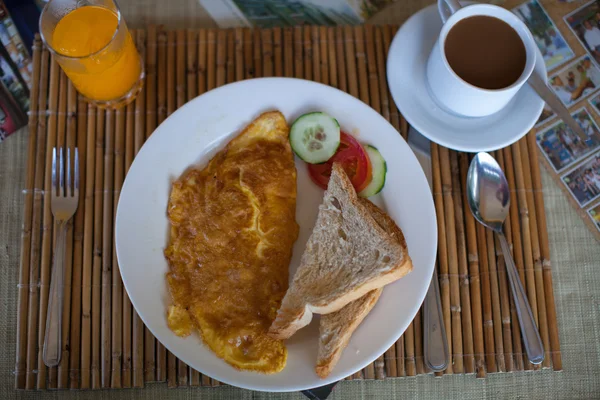 Friss kávé, narancslé és omlet szolgálják fel a reggelit — Stock Fotó