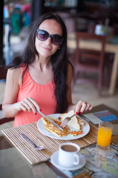 Young women having breakfast at resort restaurant — Stock Photo, Image