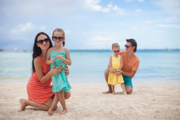 Young beautiful family with two kids on tropical vacation — Stock Photo, Image