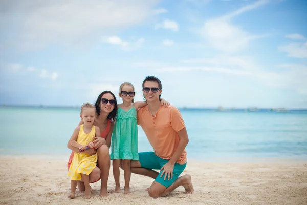 一个美丽的白种人家庭在热带度假的肖像 — 图库照片