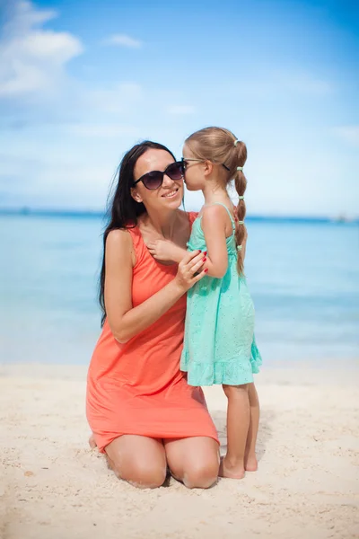 Giovane bella madre e la sua adorabile figlioletta sulla spiaggia tropicale — Foto Stock