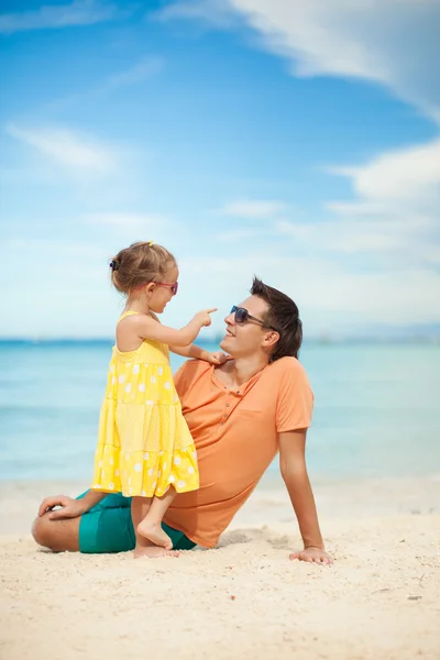 Glücklicher Vater und seine entzückende kleine Tochter am Strand — Stockfoto